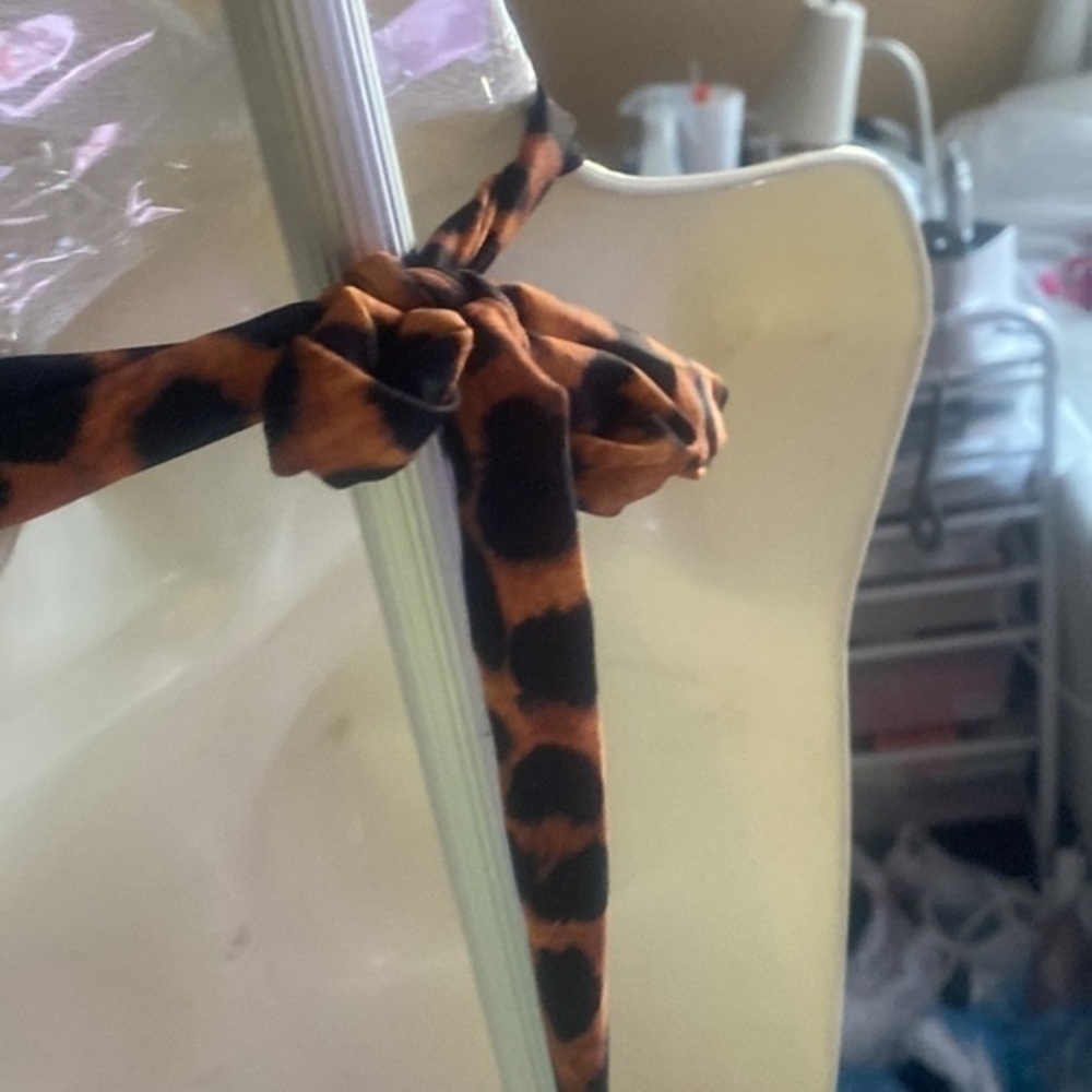 G string bathing suit , leopard 🐆 print sizeL, Kylie Jenner bathing suit - Picture 6 of 8